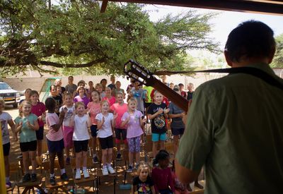 Voller Begeisterung sprangen die Schüler auf die Stühle und sangen mit dem deutschen Musiker Frank Fröhlich